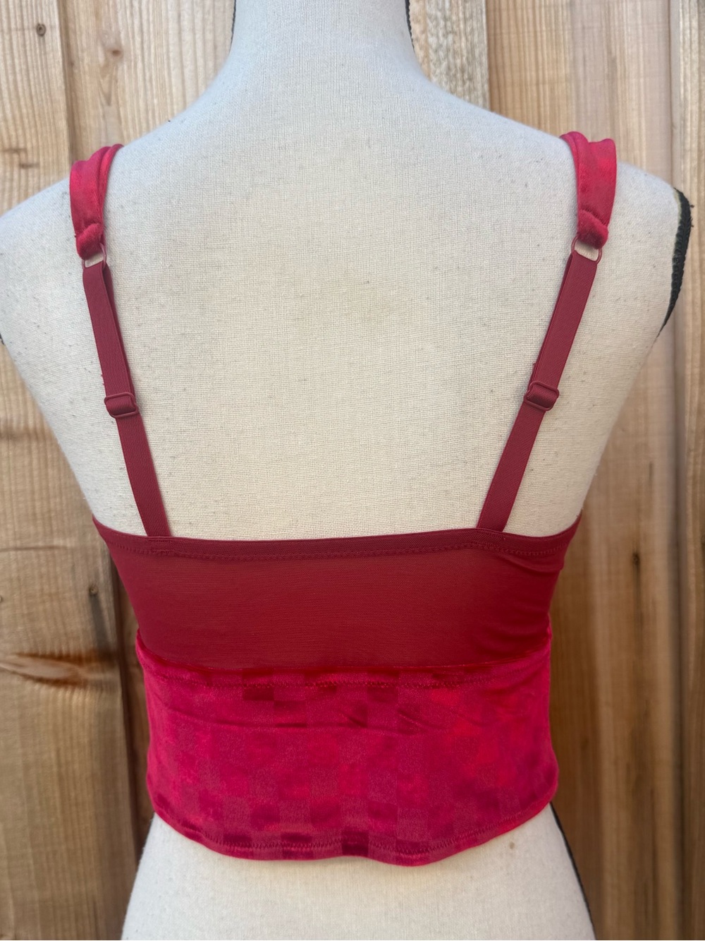 Colsie Red Checkered Cropped Tank Top - Picture 4 of 6